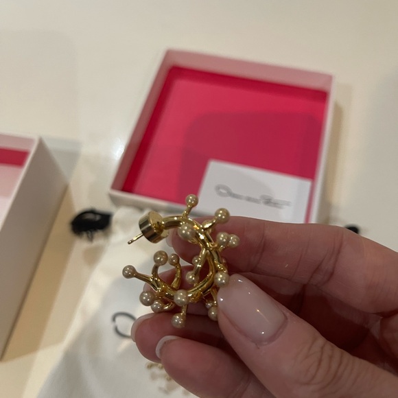 Oscar de la Renta Gold and Pearl Earings - Picture 2 of 3
